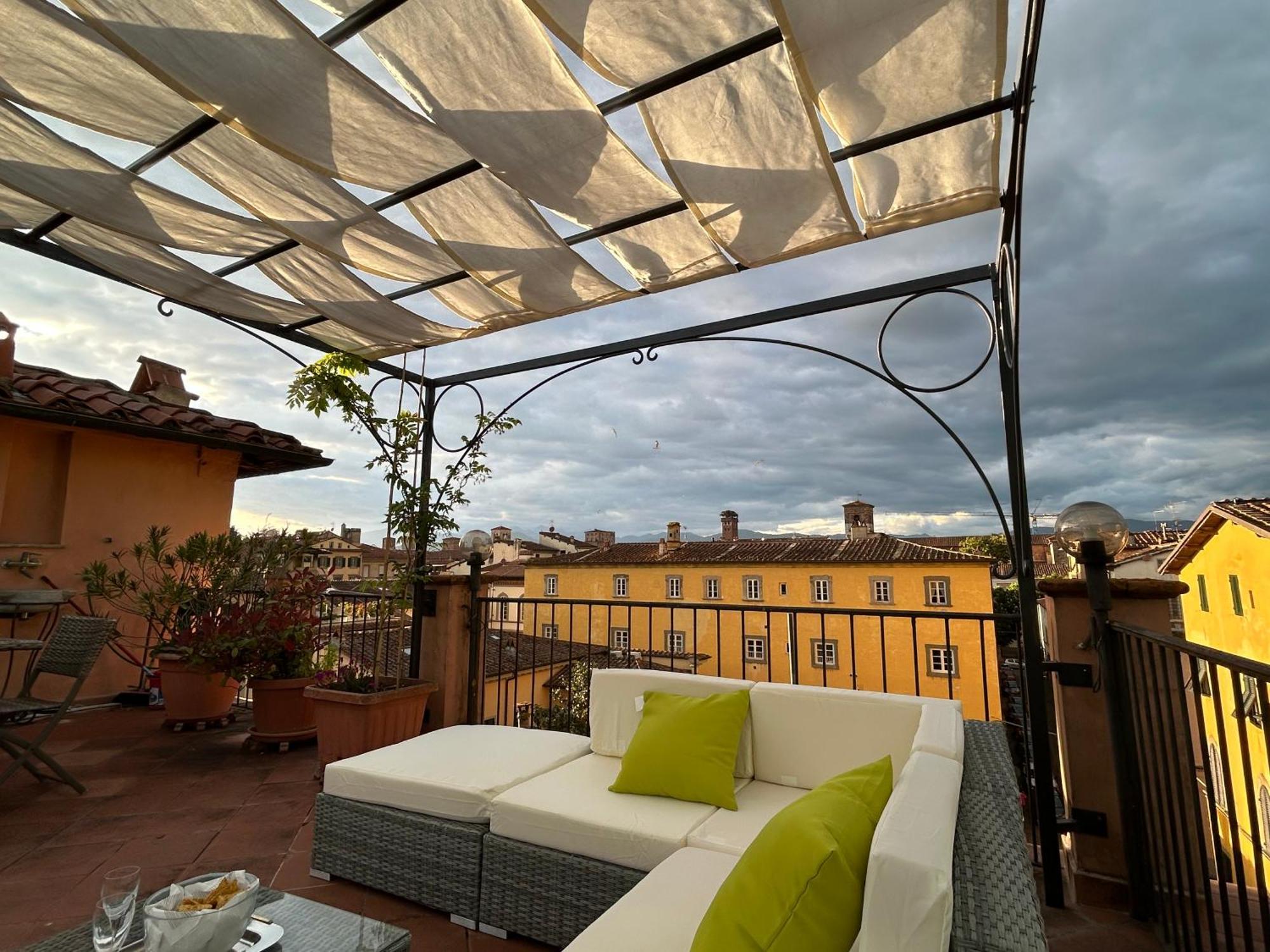 La Terrazza Fra Le Torri Apartment ลุคคา ภายนอก รูปภาพ